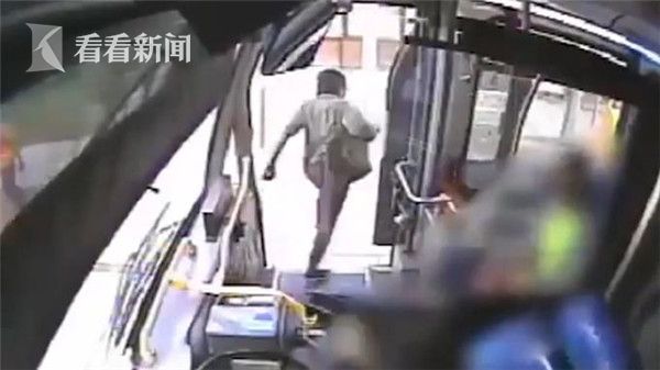 警方表示：意外发生后，司机在当地的一家医院内接受清洗和消毒。

警长Ron Pavlik说：“说奇怪真的太轻了，这简直是恶心到令人发指的行为。”