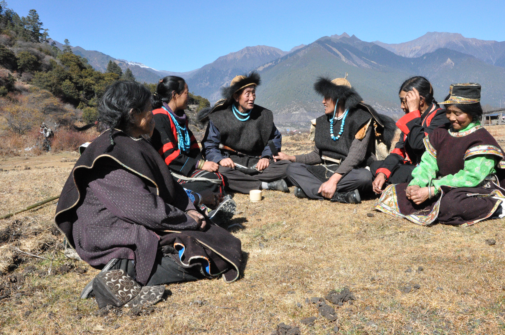 老人居住的地方面积不算局促,但由于对珞巴族传统生活方式的恪守,所以