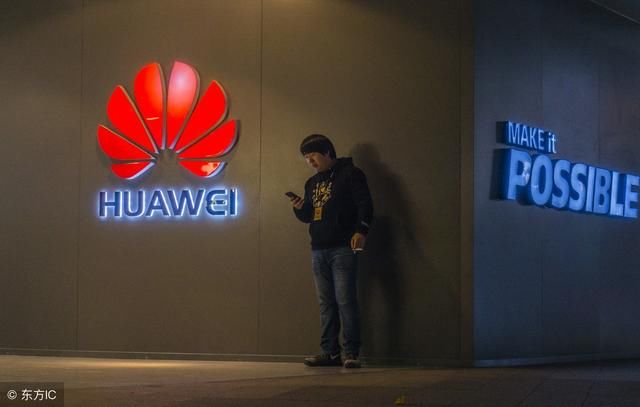 采用三面无边框全面屏设计,首次搭载麒麟980处