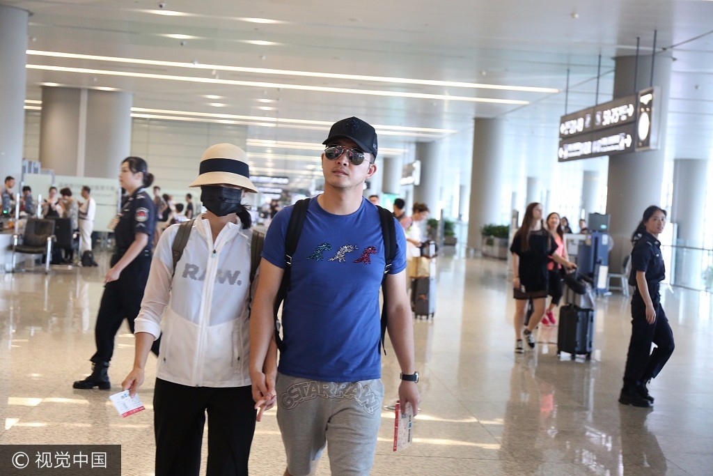 上海,沙溢,胡可现身机场,夫妻二人装扮朴素休闲,一点没有大明星的样子