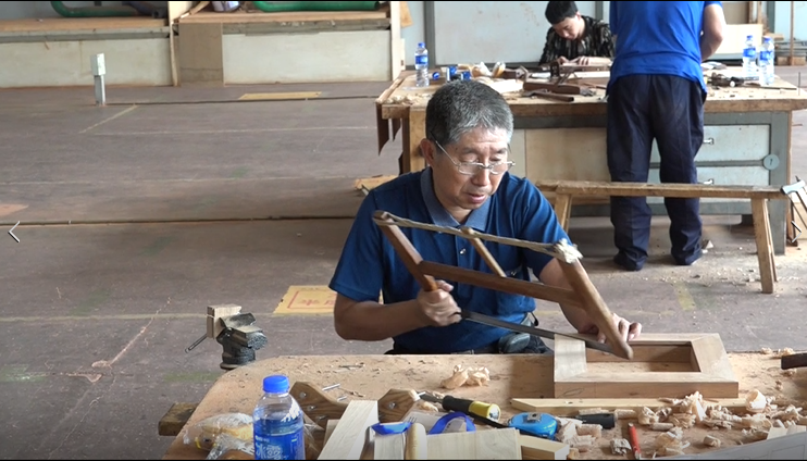 挑战最牢固凳子 不用钉子胶水却怎么摔都不散