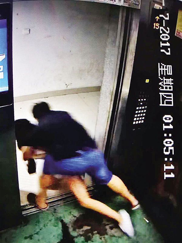 8月17日凌晨1时许，年轻女子小玲和朋友吃完饭后独自回到小区，并和一男子一同进了电梯，不料在电梯内这短短一分多钟，却如噩梦般让小玲心有余悸。“电梯开始上行时，他（男子）先主动喊一声‘喂，美女’。”小冰说，由于不认识她没有理会。没料到，男子过来直接伸手做出拥抱的姿势。小冰当即弯下腰躲避，并伸手按电梯报警键。但男子很快跟过来，一手往小冰身上摸，一手抓住她按报警键的手。未按到报警键，小冰于是大声呼救，男子却伏下身来，脸也往她脸上凑。小冰双手护胸并蹲在开关旁的角落里等待电梯开门逃生。终于等到电梯门开。