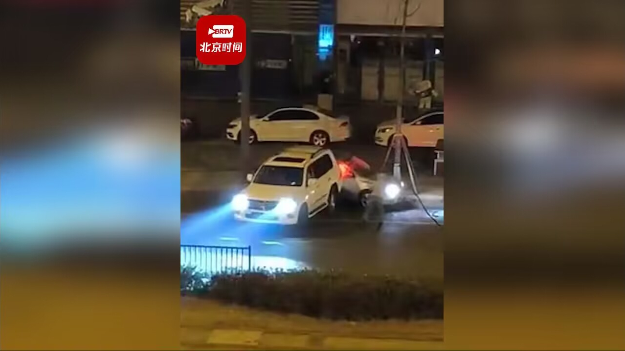 警方通报成都街头越野车来回追撞小轿车:被盗车主追赶小偷3人弃车逃跑