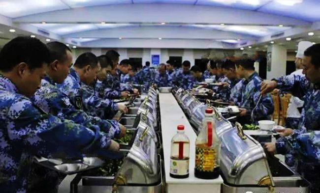 解放军从建军之日起就严格规定“官兵一致”，具体落实到吃饭这个问题上不像一般外军那样军官和士兵分开，而是按照工作地域、性质和岗位的不同将伙食分为四类标准：
一类灶：战士、与战士同餐的军官、国防施工分队和驻生活条件艰苦的边防、岛屿部队等；
二类灶：坦克和自行火炮修理分队、坦克和自行火炮分队、航空兵机务大队、驻高原地区部等；
三类灶：水面舰艇人员、飞行学校学员等；
四类灶：常规潜艇人员、航空兵空勤人员、核潜艇人员、特种部队人员等。
图为潜艇兵享用最高级别的四类灶。