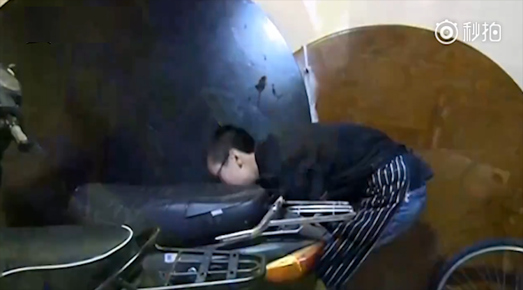 男子打扮成乞丐蹲角落疑想偷车 被抓时称自己只是在乘凉 男子打扮成乞丐蹲角落疑想偷车 被抓时称自己只是在乘凉