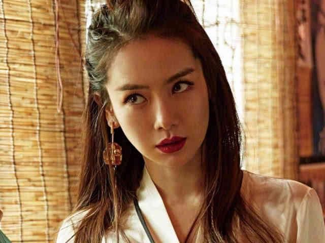 杨颖是混血,戚薇是混血,昆凌是混血,而她却欺骗