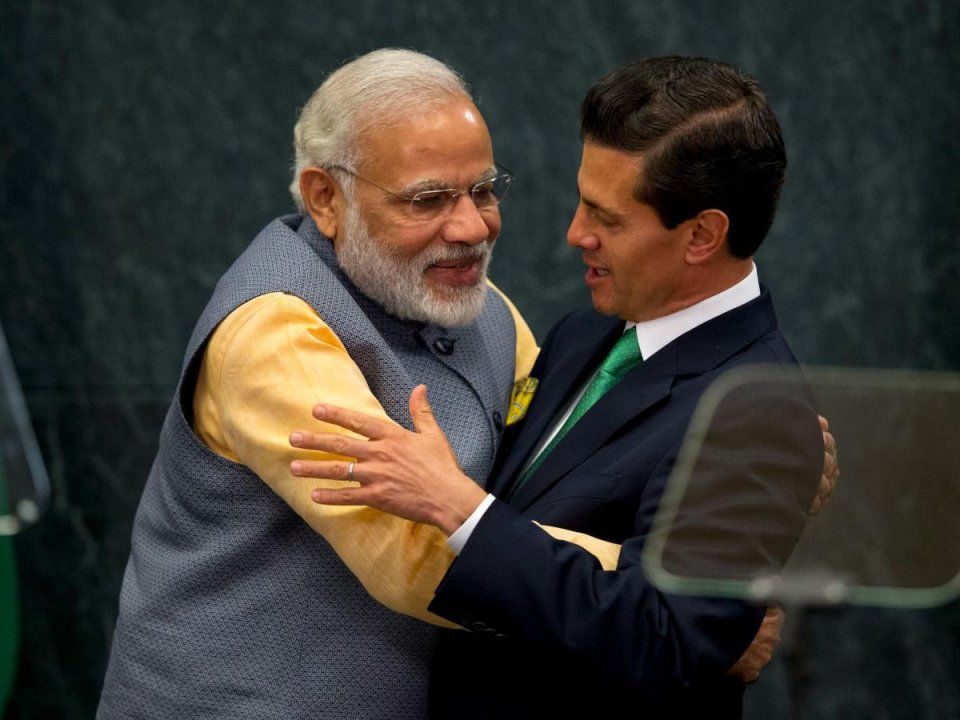 印度总理莫迪的外交魅力:尴尬拥抱、用力握手