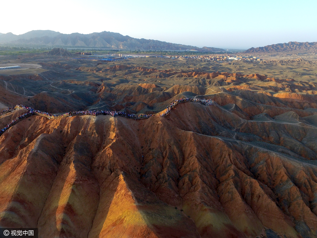 丹霞是指红色砂砾岩经长期风化剥离和流水侵蚀，形成的孤立的山峰和陡峭的奇岩怪石。这里的丹霞地貌发育于距今约200万年的前侏罗纪至第三纪。