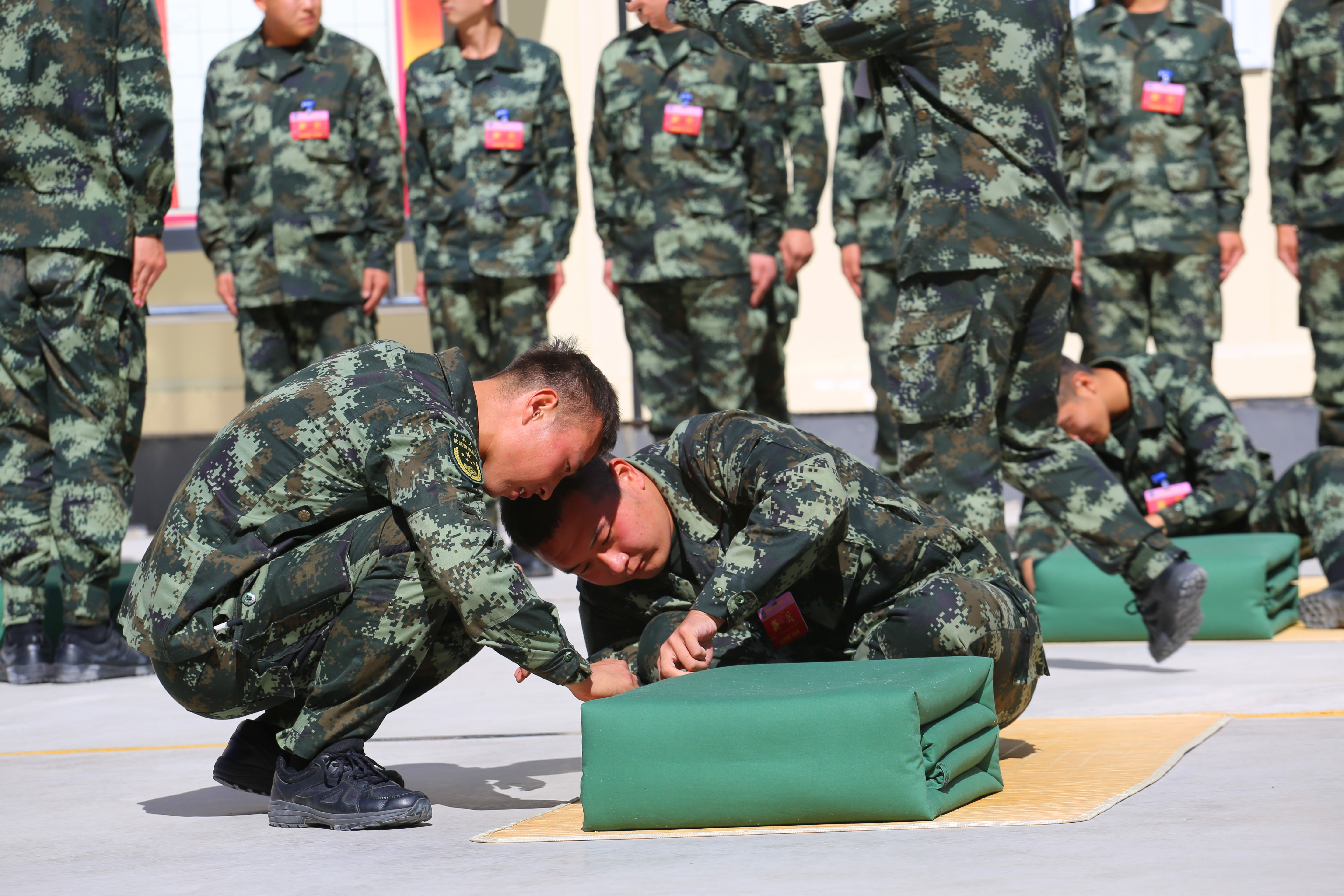 武警官兵比赛叠被子 揭秘豆腐块的秘密
