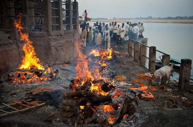 印度贱民靠火葬死人,暴富成百万富翁,而穷人却"死不起"