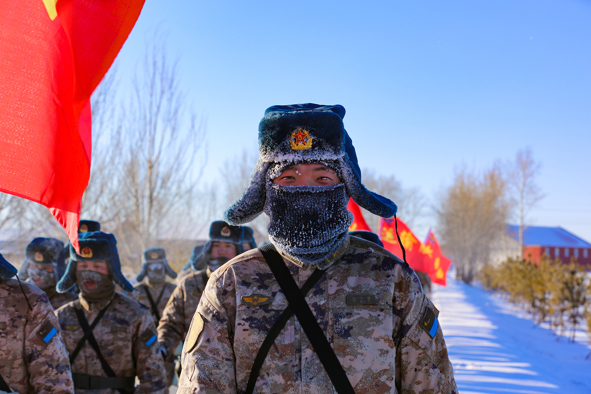 -35℃！雪地徒步拉练掀起练兵热潮_北京时间