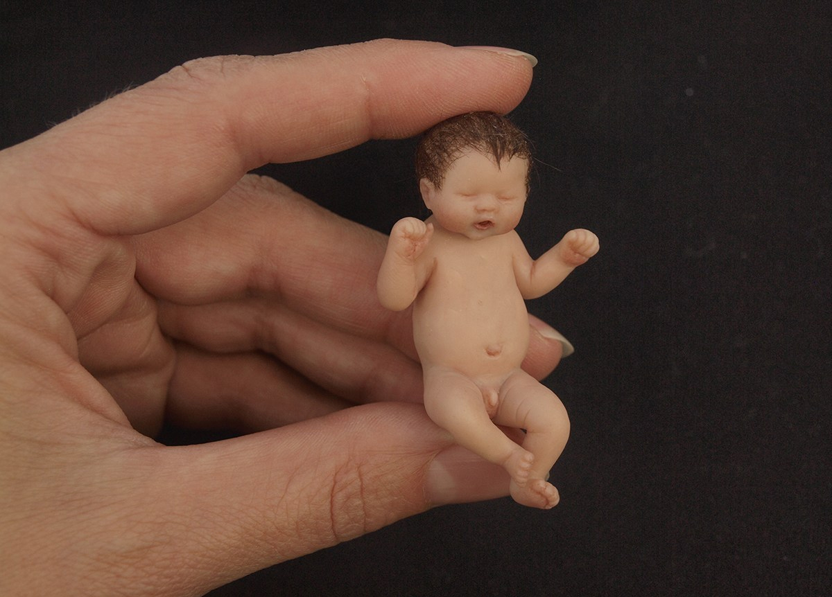 加拿大女艺术家巧手制作"拇指婴儿" 惟妙惟肖