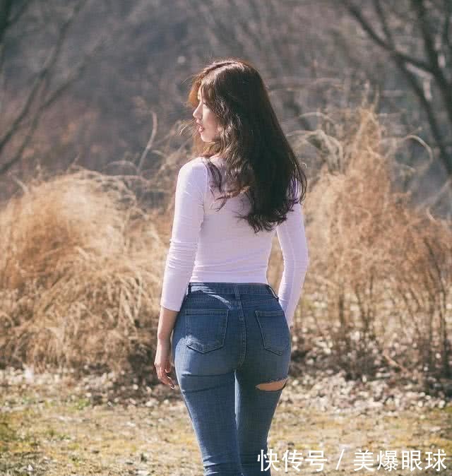 紧身牛仔裤美女一个的转身,便把性感的风情万