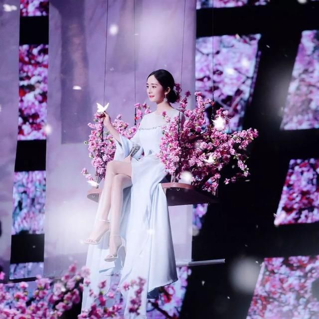 杨幂粉嫩嫩的少女桃花妆,学会了立即就能带男