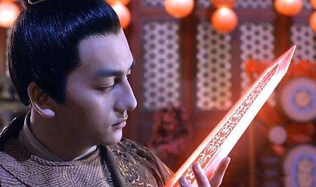 延兴元年(494年),萧鸾在杀掉萧昭文后,以高帝第三子身份即皇帝位,是为