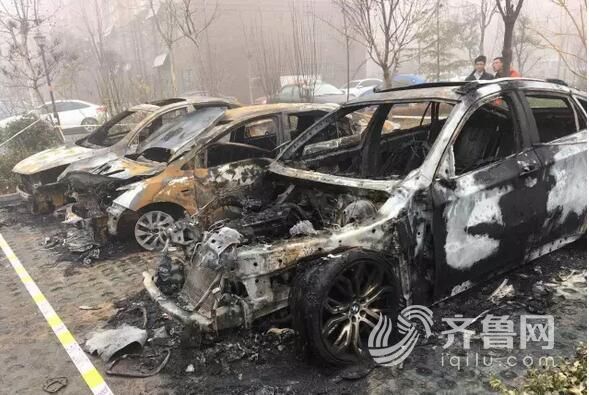 百万宝马车烧成铁架子 消防车来救被堵在门口