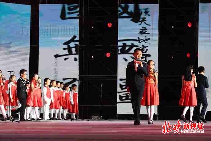 月圆京城 情系中华永定门城楼下诵诗庆中秋