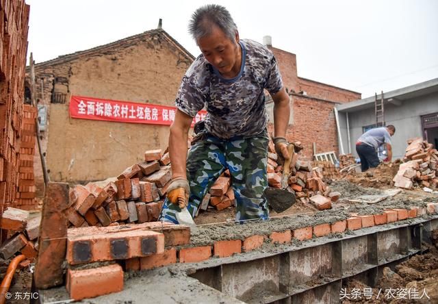建档立卡贫困户进行危房改造时,房屋的建房面