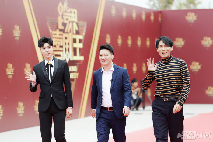 国民闺女关晓彤走红毯 逆天大长腿十分吸睛