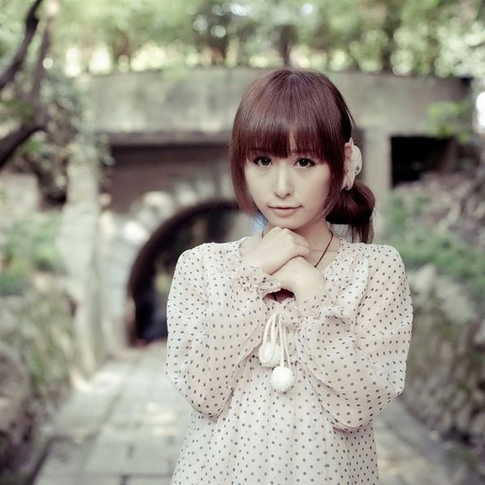 傲然耸立的关键是什么? 就是在于皮肤、韧带、结缔组织和肌肉的拉伸力与垂直向下的地球引力做对抗。但是我们的韧带属于用进废煺型，当我们佩戴内衣时，乳房的重力被内衣承担，塬本提升乳房的韧带处于閒置状态，久而久之就变得薄弱而萎缩。乳房因此更容易下垂。