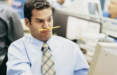 领导和员工一起出差,回来后让老板开除了他,只