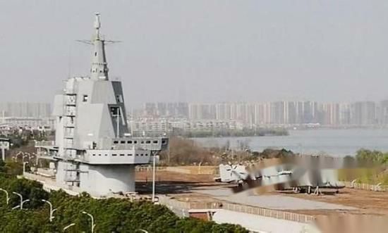 国产航母003曝光 拥有三条弹射型跑道 难道是