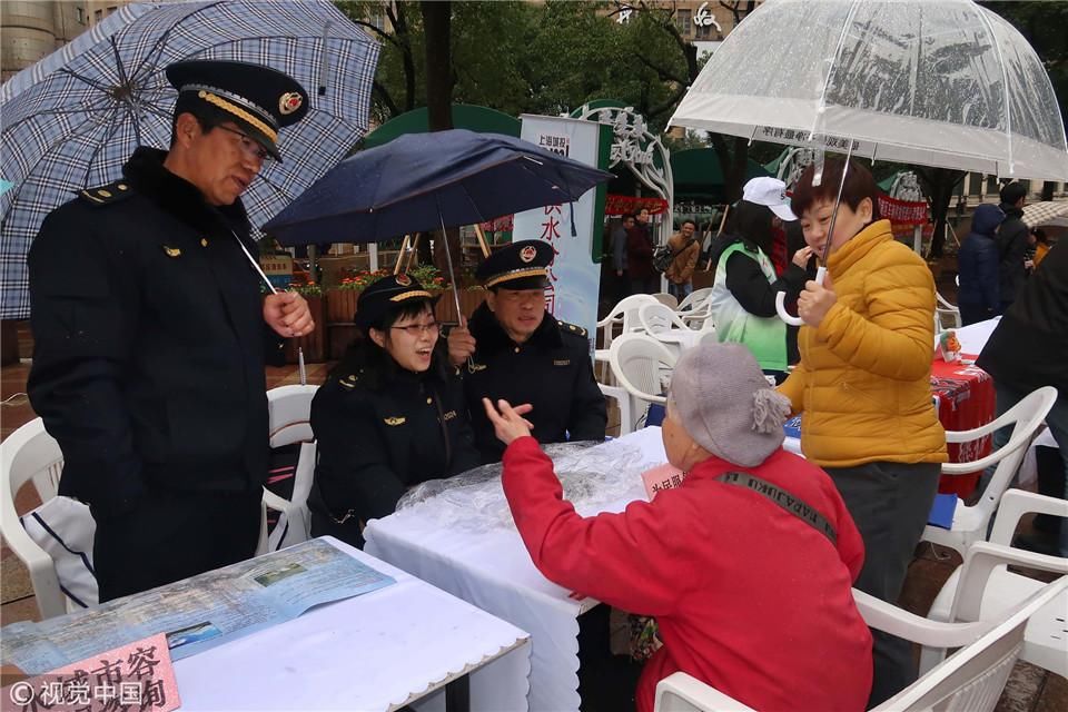 南京路学雷锋活动好热闹 志愿者各展其能为市