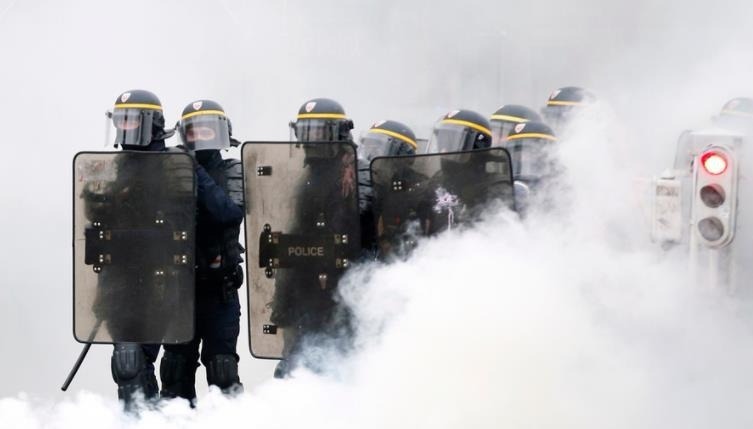 1月13日报道，当地时间1月12日，法国巴黎，"黄背心"示威者发起新一轮示威抗议活动。法国内政部称，当天有8000人在巴黎示威。示威者与防暴警察发生冲突，警察动用水枪和催泪弹欲驱散示威者。