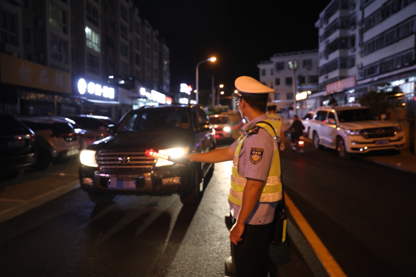 北京警方组织开展全市夏夜治安巡查宣防第七波次统一行动 北京时间