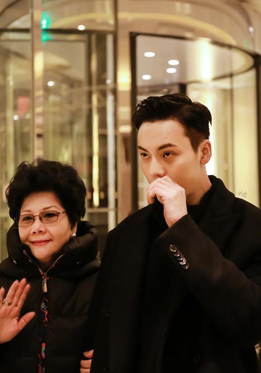 陈伟霆和妈妈同框照,最温馨的画面,最浓烈的亲情!