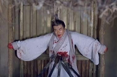 女色,随意处死谏言的大臣,这个大臣却因崴脚逃