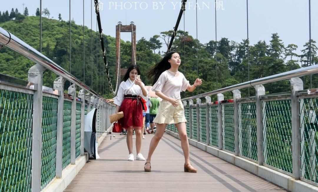 走过《欢乐颂》里的玻璃桥,喜看游客百态,最欢