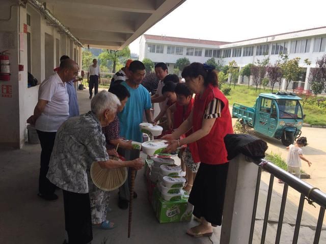 十里铺乡组织志愿者端午前夕慰问敬老院五保孤