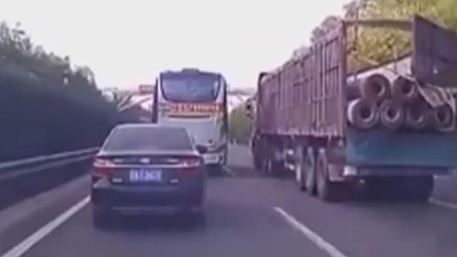 《红绿灯》20170503高速路上斗气别车 《红绿灯》20170503高速路上斗气别车