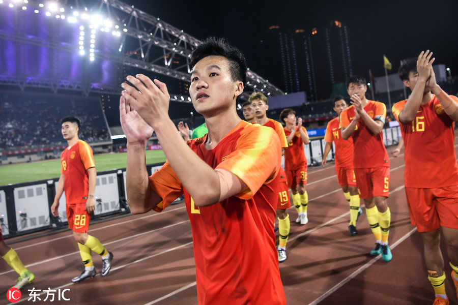 4-2胜纳米比亚 U23国足队员赛后谢场 中国球迷