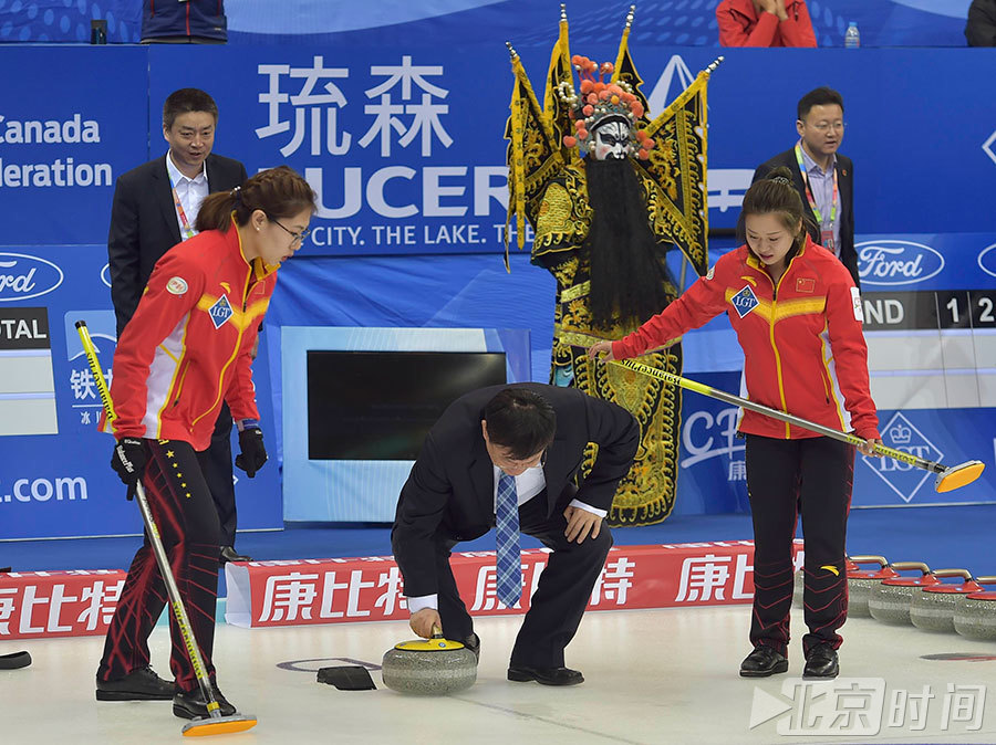 开幕式中举行了独居特色的开壶仪式。中国冰壶协会副主席、国家体育总局冬季运动管理中心党委书记任洪国、北京市人民政府副秘书长姜帆为比赛开壶，中国女子冰壶队队长王冰玉陪同开壶。