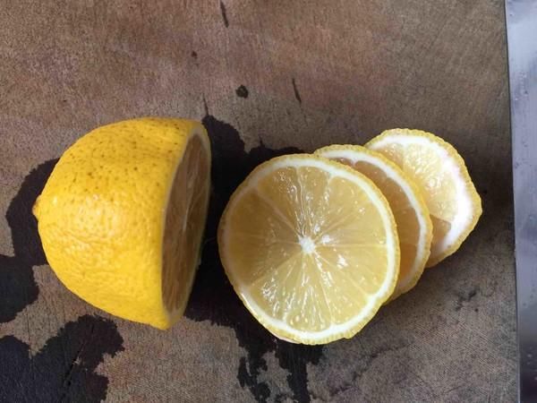 五,切半个柠檬,切成薄片