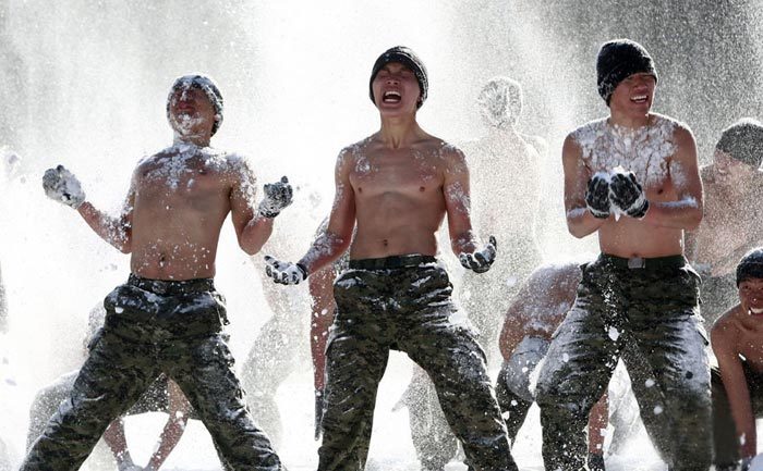 冬季赤身比武一直是韩国军队体能训练的看点之一