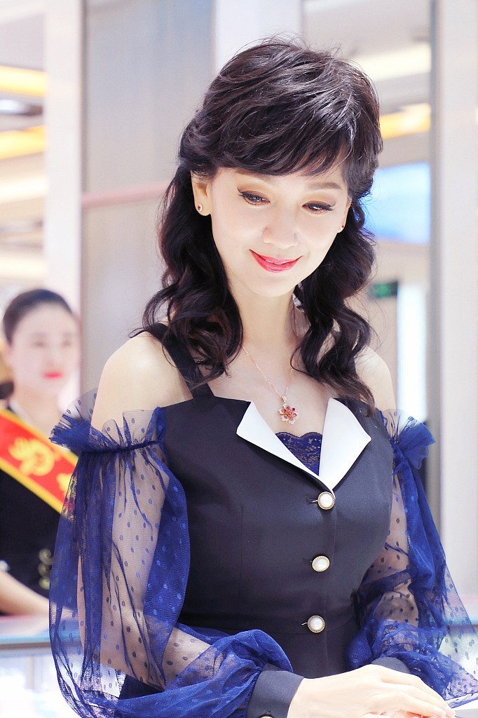 赵雅芝穿薄纱裙露香肩秀纤瘦身材 一颦一笑气