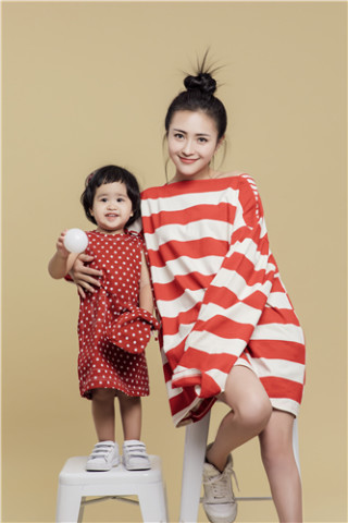 包文婧和女儿出镜 饺子变成表情包