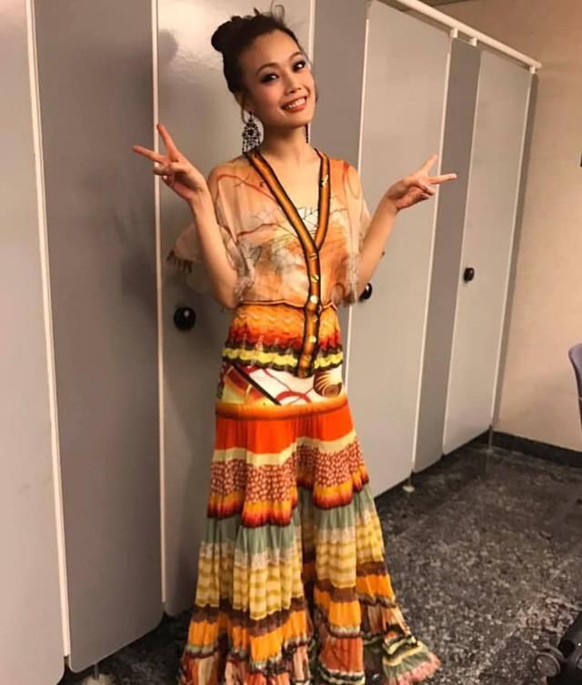 容祖儿身穿一款淡黄色透明上衣,搭配一款个性