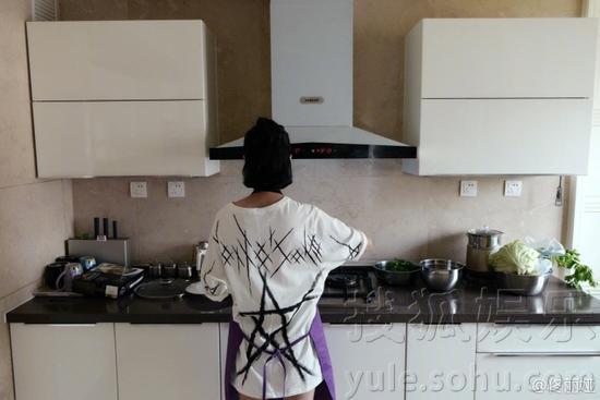 佟丽娅下厨背影,身材纤细.