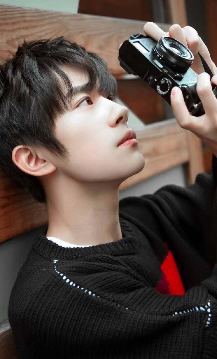 易烊千玺今日高考,最低考多少分才能被录取?