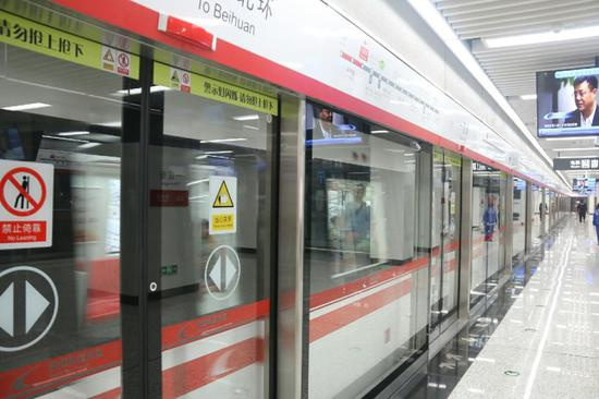 广大市民竞相体验,多个地铁出入口处排起了长龙