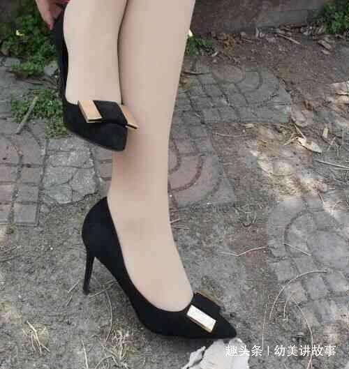 肉色丝袜和黑色尖头高跟鞋的搭配,穿出女神的