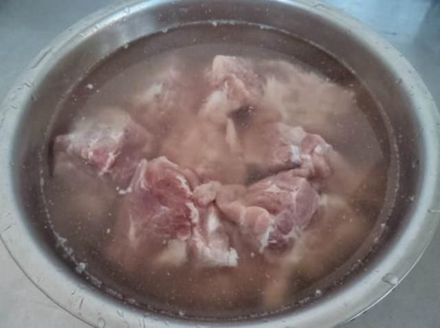 排骨这样清洗才最干净,1分钟脏东西自己跑出来