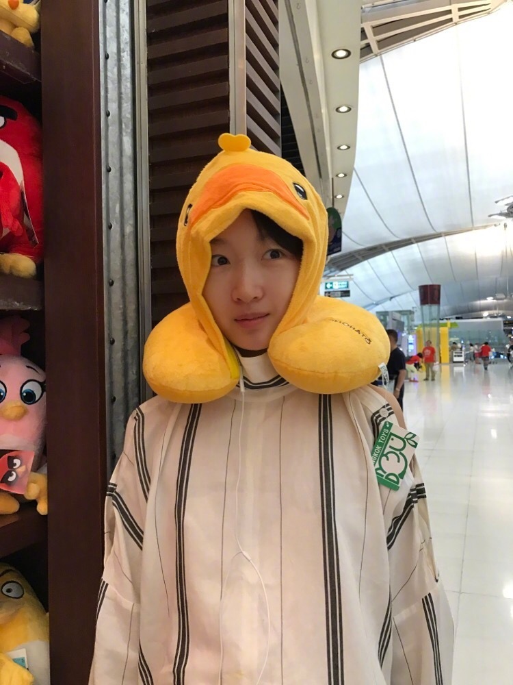 周冬雨在微博晒出一张模仿小黄鸭的照片,表情可爱萌萌哒!