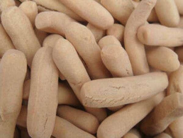 白面加适量的糖或盐,然后把和好的面擀成片切成像手指头一样的面棒,再