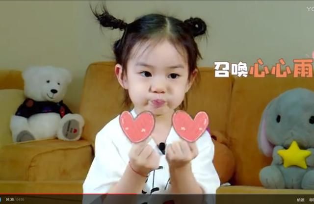 戚薇女儿lucky真名首曝光,管妈妈叫戚哥,一家三