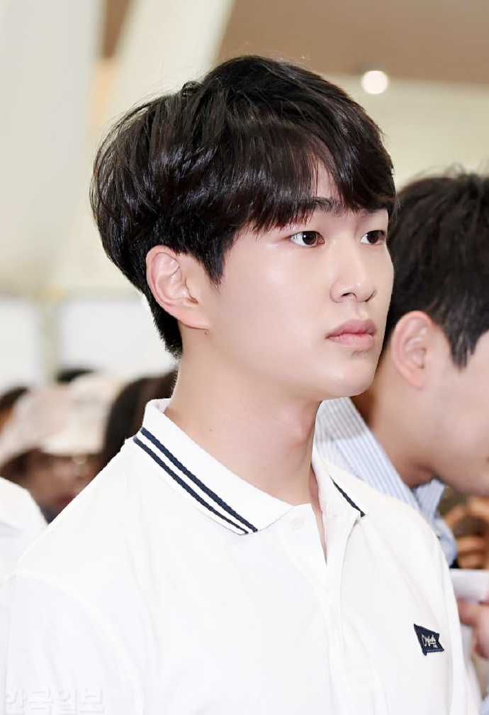 [shinee][新闻]170619 温流钟铉现身金浦机场前往济州岛 白衣小哥好